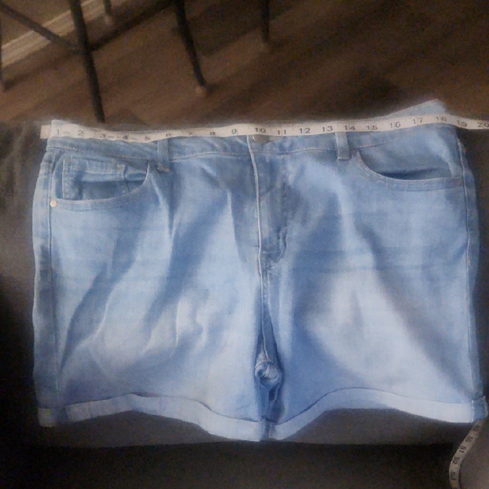 d. jeans Light Wash Rolled Cuff Women's Denim Shorts - Picture 1 of 5